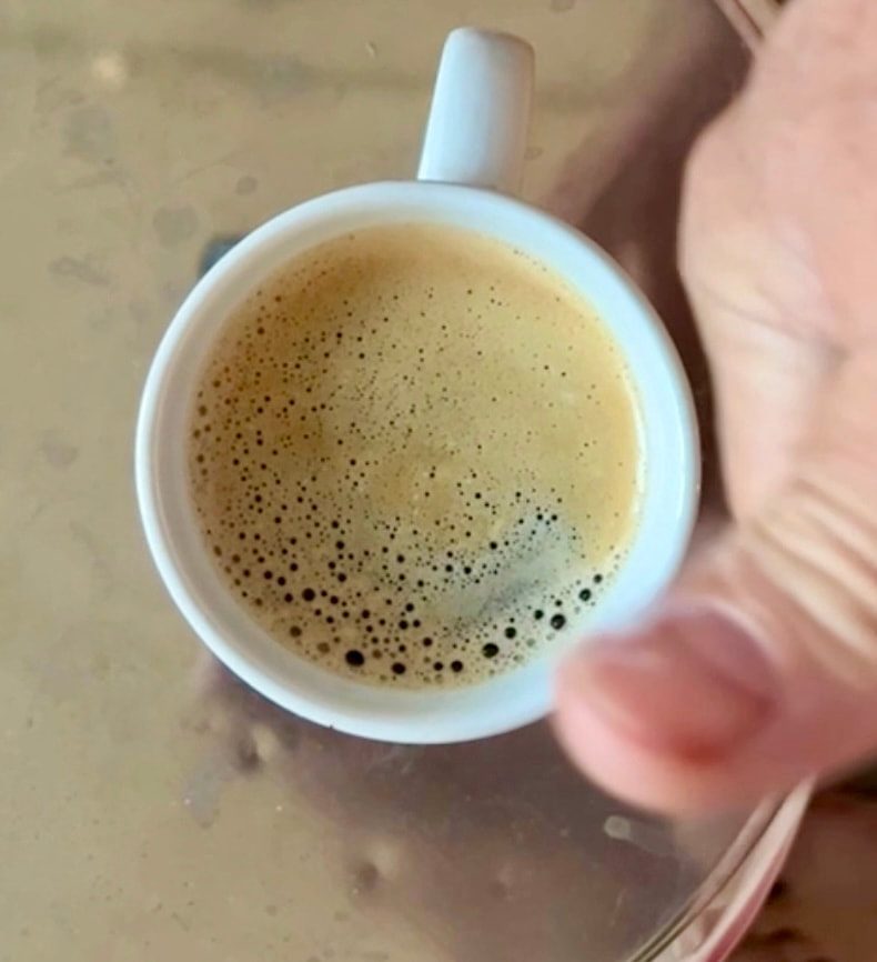 Malehypnosis Coffee Cream: hand holding the coffee cup